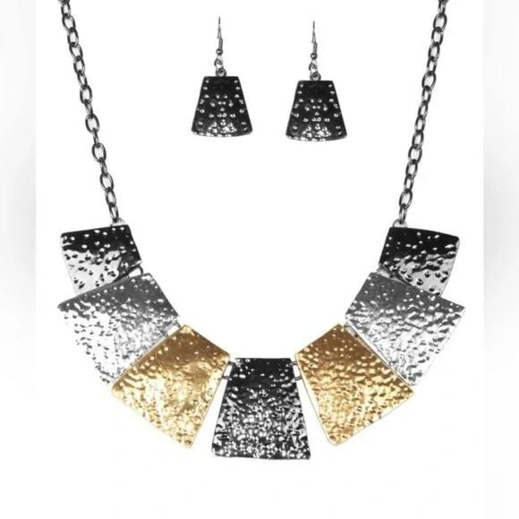 Here Comes The Huntress necklace with earring set NWT - Picture 3 of 3